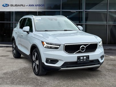 Used 2022 Volvo XC40 T5 Momentum w/ Premium Package