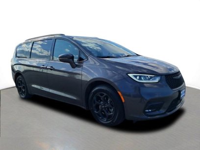 Used 2021 Chrysler Pacifica Limited w/ Uconnect Theater Family Group