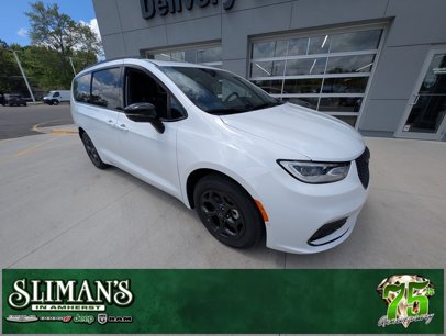 New 2025 Chrysler Pacifica Select