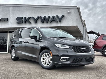 Used 2023 Chrysler Pacifica Touring-L