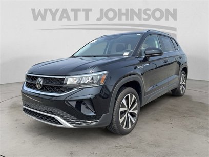 Used 2024 Volkswagen Taos SE w/ Panoramic Sunroof Package