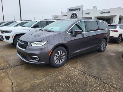 New 2022 Chrysler Pacifica Touring-L