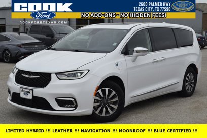 Used 2022 Chrysler Pacifica Limited w/ Uconnect Theater Family Group