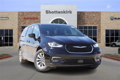 New 2025 Chrysler Pacifica Select w/ Uconnect Theater Family Group