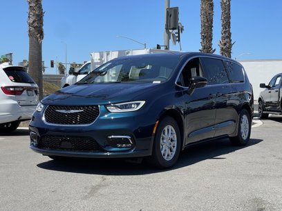 New 2025 Chrysler Pacifica Select w/ Uconnect Theater Family Group