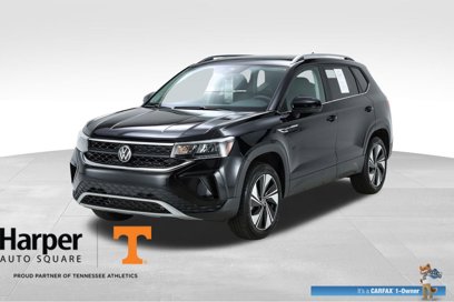 Used 2024 Volkswagen Taos SE w/ Panoramic Sunroof Package