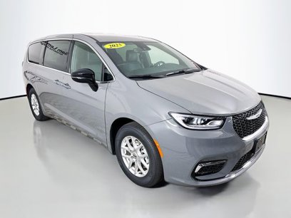 New 2025 Chrysler Pacifica Select