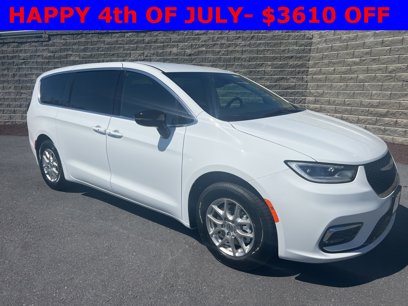 New 2025 Chrysler Pacifica Select