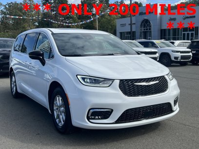 Used 2025 Chrysler Pacifica Select