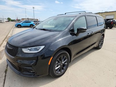 Used 2022 Chrysler Pacifica Touring-L w/ S Appearance Package