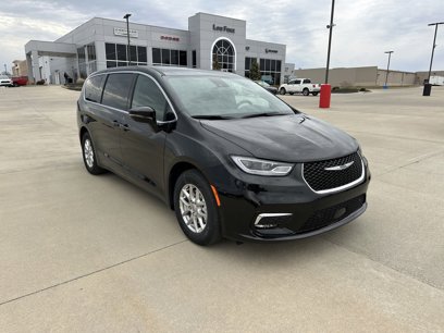 New 2025 Chrysler Pacifica Select w/ Uconnect Theater Family Group