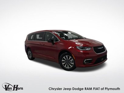 New 2025 Chrysler Pacifica Select