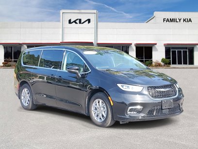 Used 2023 Chrysler Pacifica Touring-L