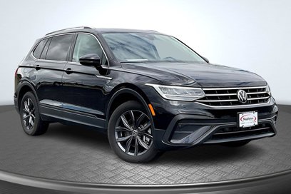Used 2023 Volkswagen Tiguan SE w/ Panoramic Sunroof Package