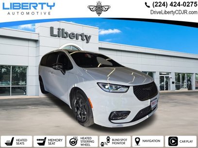 Used 2024 Chrysler Pacifica Select w/ Uconnect Theater Family Group