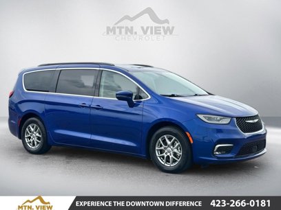 Used 2021 Chrysler Pacifica Touring w/ Uconnect Theater Family Group