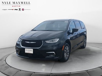 New 2025 Chrysler Pacifica Select