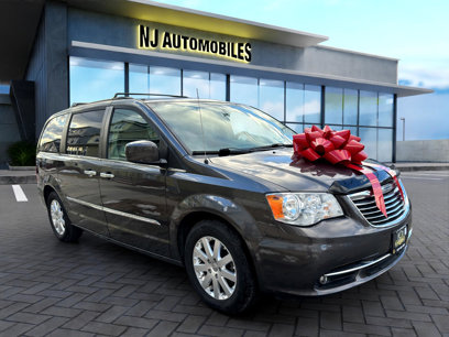 Used 2016 Chrysler Town & Country Touring w/ Driver Convenience Group