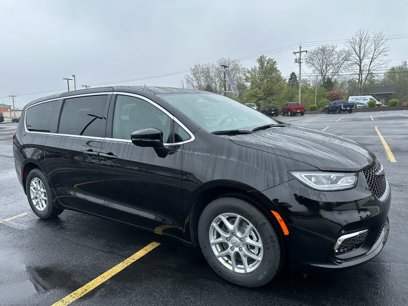 New 2025 Chrysler Pacifica Select