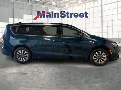 New 2025 Chrysler Pacifica Select