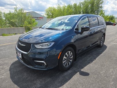 New 2025 Chrysler Pacifica Select