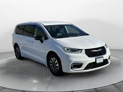 Used 2024 Chrysler Pacifica Select
