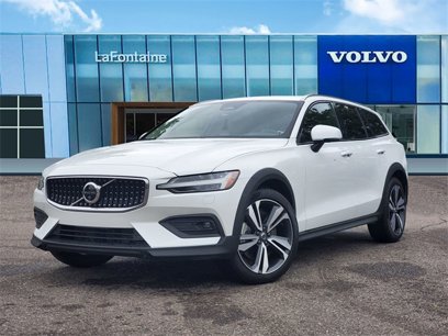 Certified 2025 Volvo V60 B5 Cross Country Plus w/ Protection Package Premier