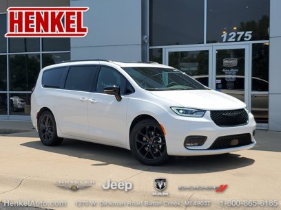 New 2025 Chrysler Pacifica Limited w/ Trailer Tow Group
