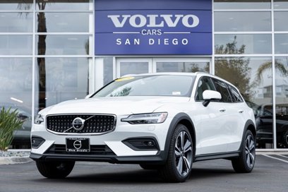 New 2025 Volvo V60 B5 Cross Country Plus w/ Protection Package Premier