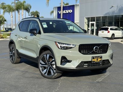 New 2025 Volvo XC40 B5 Plus w/ Climate Package