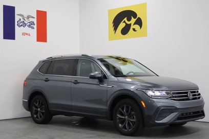 Used 2022 Volkswagen Tiguan SE w/ Panoramic Sunroof Package