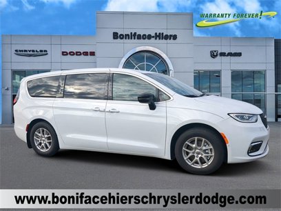 New 2024 Chrysler Pacifica Touring-L w/ Uconnect Theater Family Group