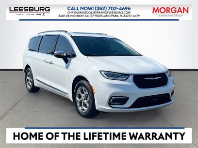 Used 2023 Chrysler Pacifica Limited w/ Uconnect Theater Family Group