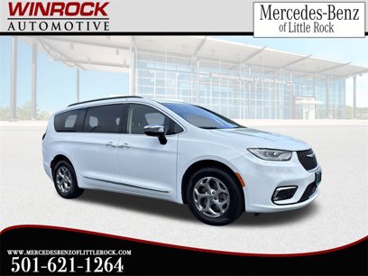 Used 2023 Chrysler Pacifica Limited w/ Uconnect Theater Family Group