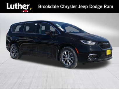 New 2025 Chrysler Pacifica Select w/ Uconnect Theater Family Group