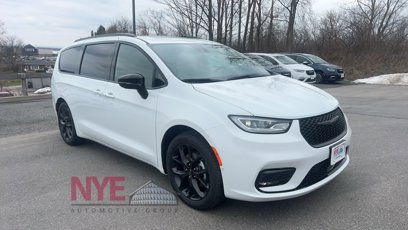 New 2024 Chrysler Pacifica Limited w/ S Appearance Package