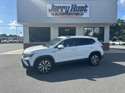 Used 2024 Volkswagen Taos SE w/ Panoramic Sunroof Package