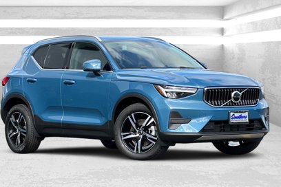 New 2025 Volvo XC40 B5 Core w/ Climate Package