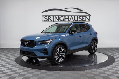 New 2025 Volvo XC40 B5 Plus w/ Climate Package