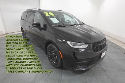Used 2024 Chrysler Pacifica Premium