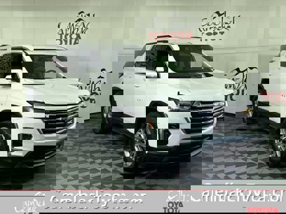 Used 2023 Chevrolet Traverse LT