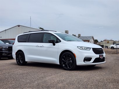 New 2024 Chrysler Pacifica Touring-L w/ Uconnect Theater Family Group