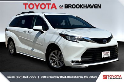 Used 2022 Toyota Sienna XLE
