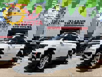 Used 2023 Jeep Grand Cherokee Laredo
