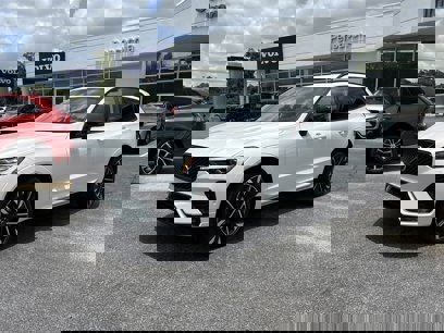 New 2026 Volvo XC60 B5 Ultra w/ Protection Package Premier