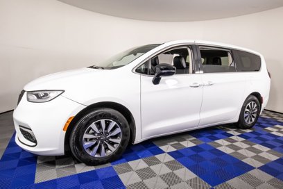 Used 2024 Chrysler Pacifica Touring-L