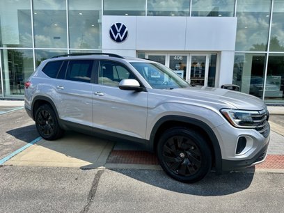 Used 2024 Volkswagen Atlas SE w/ Black Wheel Package