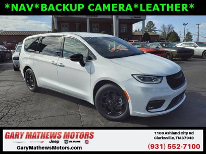 New 2024 Chrysler Pacifica Select w/ Uconnect Theater Family Group