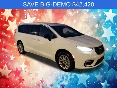 New 2025 Chrysler Pacifica Select