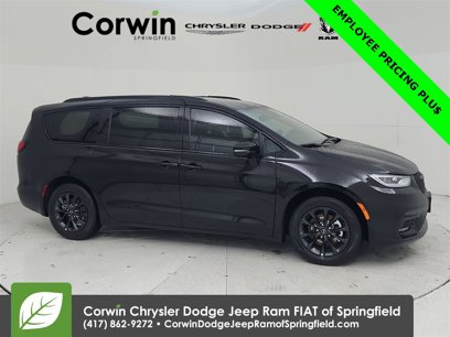 New 2025 Chrysler Pacifica Select